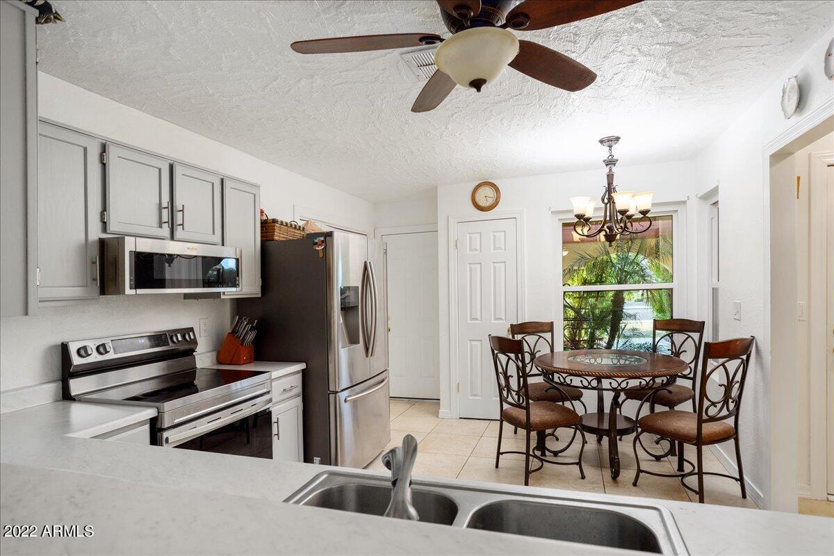 9619 N 88th Dr, Peoria, AZ 85345